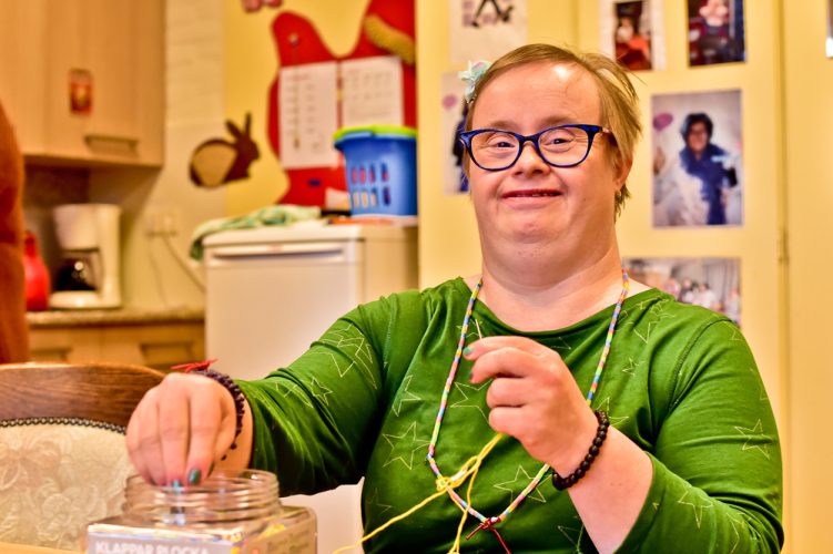 persoon met kralenketting persoon met kralenketting